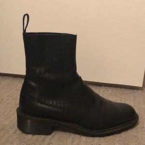 Like new blk leather Doc Marten ankle boots sz 9